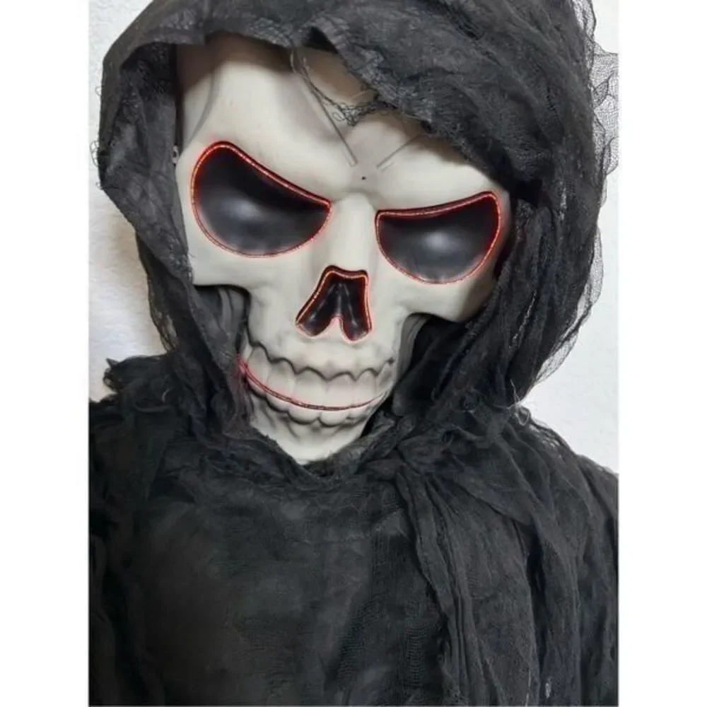 Halloween creepy hanging skull gray with lighting eyes and scary different sound